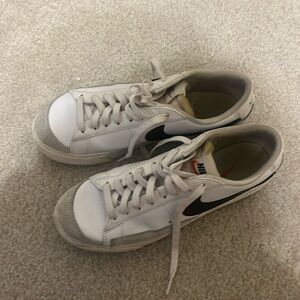 Nike women’s blazer low